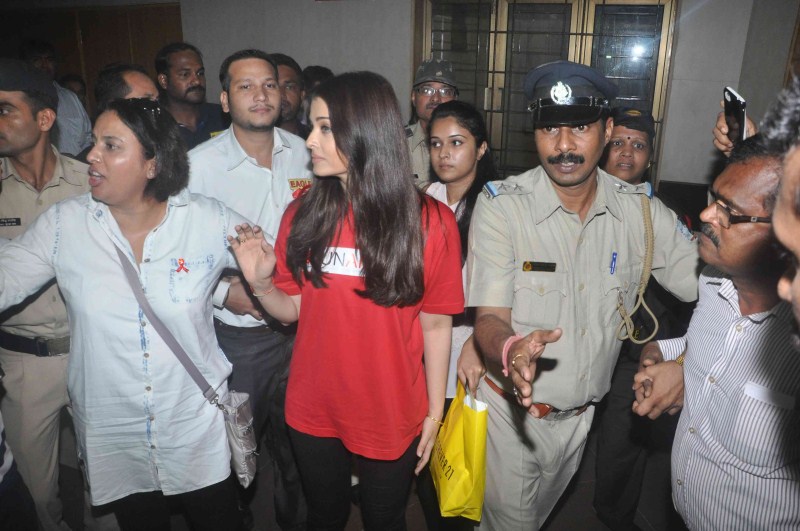 Bollywood Actress Aishwarya Rai Bachchan with UNAIDS' 'Create Awareness on World AIDS Day. Aishwarya Rai Bachchan,Aishwarya Rai,Aishwarya Rai Awareness on World AIDS Day,Aishwarya Rai Bachchan on world aids day,Aishwarya Rai Bachchan Visit Cooper Hospital