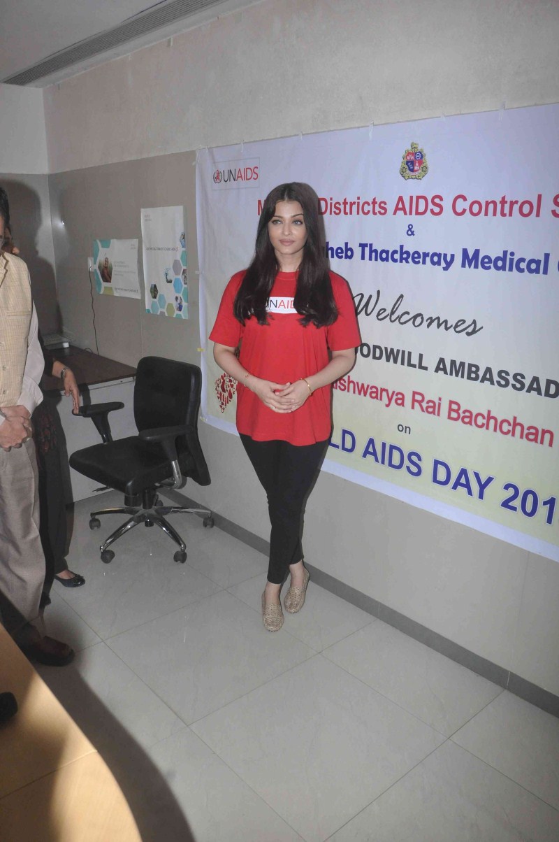 Bollywood Actress Aishwarya Rai Bachchan with UNAIDS' 'Create Awareness on World AIDS Day. Aishwarya Rai Bachchan,Aishwarya Rai,Aishwarya Rai Awareness on World AIDS Day,Aishwarya Rai Bachchan on world aids day,Aishwarya Rai Bachchan Visit Cooper Hospital