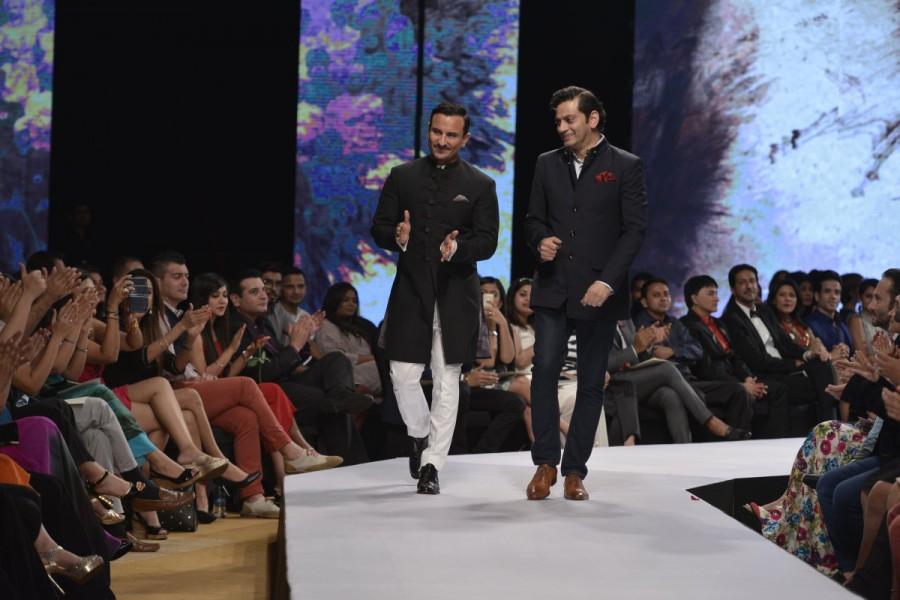 Bollywood actor Saif Ali Khan walks the ramp for Raghavendra Rathore. Saif Ali Khan,Saif Ali Khan ramp walk,Saif Ali Khan walks the ramp for Raghavendra Rathore,Bollywood actor Saif Ali Khan,actor Saif Ali Khan
