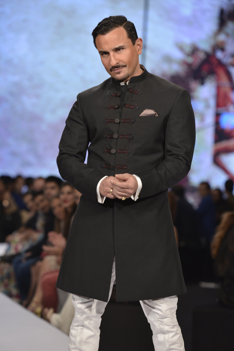 Bollywood actor Saif Ali Khan walks the ramp for Raghavendra Rathore. Saif Ali Khan,Saif Ali Khan ramp walk,Saif Ali Khan walks the ramp for Raghavendra Rathore,Bollywood actor Saif Ali Khan,actor Saif Ali Khan