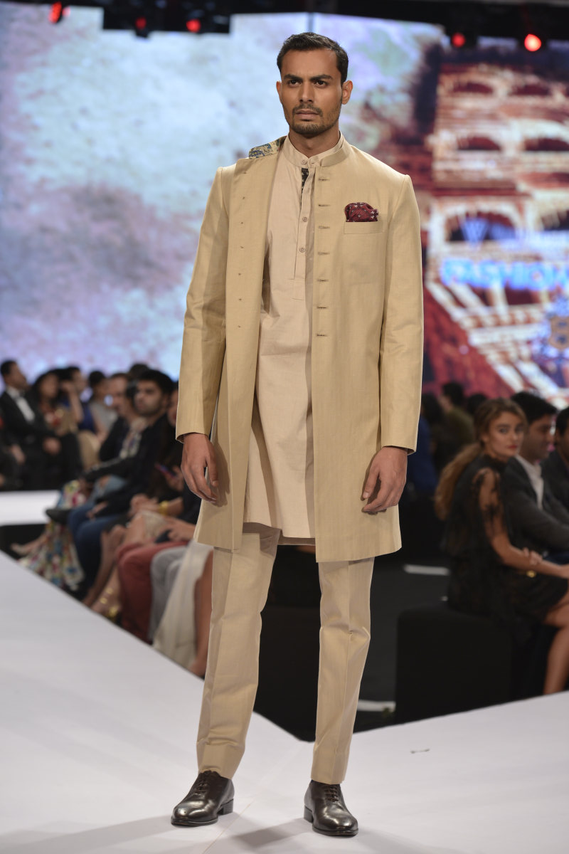 Bollywood actor Saif Ali Khan walks the ramp for Raghavendra Rathore. Saif Ali Khan,Saif Ali Khan ramp walk,Saif Ali Khan walks the ramp for Raghavendra Rathore,Bollywood actor Saif Ali Khan,actor Saif Ali Khan