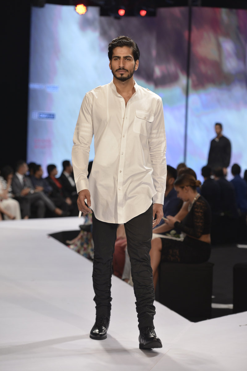 Bollywood actor Saif Ali Khan walks the ramp for Raghavendra Rathore. Saif Ali Khan,Saif Ali Khan ramp walk,Saif Ali Khan walks the ramp for Raghavendra Rathore,Bollywood actor Saif Ali Khan,actor Saif Ali Khan