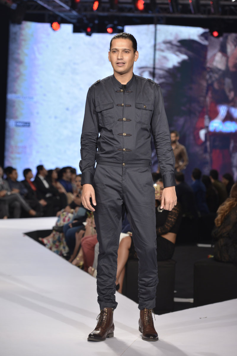 Bollywood actor Saif Ali Khan walks the ramp for Raghavendra Rathore. Saif Ali Khan,Saif Ali Khan ramp walk,Saif Ali Khan walks the ramp for Raghavendra Rathore,Bollywood actor Saif Ali Khan,actor Saif Ali Khan