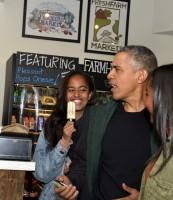 Barack Obama,Barack Obama shops at Washington bookstore,Barack Obama at Washington bookstore,Washington bookstore,Malia and Sasha,President Barack Obama