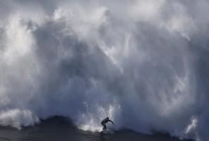 Monster Waves at Nazare,Monster Waves at Nazare in Portugal,Monster Waves,wave surfing