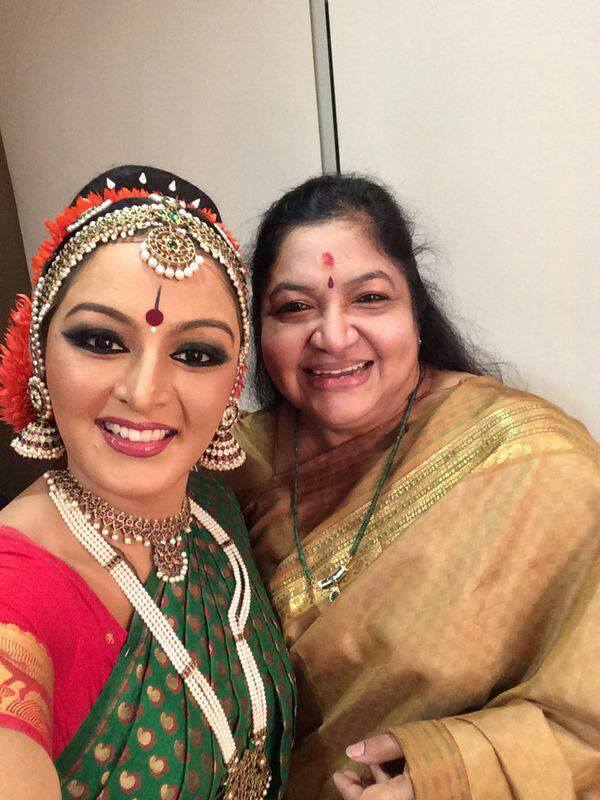 Manju Warrier with KS Chithra Manju warrier,manju warrier photos,manju warrier dance photos,manju warrier dance,manju warrier films,Ennum Eppozhum