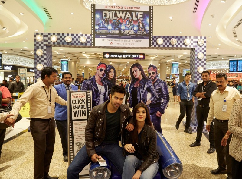 Shah Rukh Khan, Kajol, Varun Dhawan at Mumbai Duty Free. Shah Rukh Khan,Kajol,Varun Dhawan,Kriti Sanon,Dilwale,Dilwale team,Team 'Dilwale' offers fun at Mumbai Duty Free,Dilwale offers fun at Mumbai Duty Free