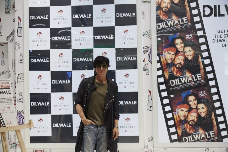 Shah Rukh Khan, Kajol, Varun Dhawan at Mumbai Duty Free. Shah Rukh Khan,Kajol,Varun Dhawan,Kriti Sanon,Dilwale,Dilwale team,Team 'Dilwale' offers fun at Mumbai Duty Free,Dilwale offers fun at Mumbai Duty Free