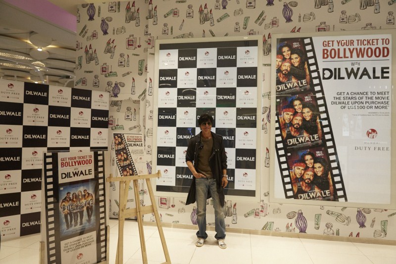 Shah Rukh Khan, Kajol, Varun Dhawan at Mumbai Duty Free. Shah Rukh Khan,Kajol,Varun Dhawan,Kriti Sanon,Dilwale,Dilwale team,Team 'Dilwale' offers fun at Mumbai Duty Free,Dilwale offers fun at Mumbai Duty Free