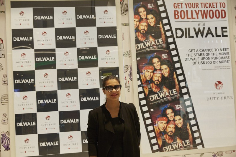 Shah Rukh Khan, Kajol, Varun Dhawan at Mumbai Duty Free. Shah Rukh Khan,Kajol,Varun Dhawan,Kriti Sanon,Dilwale,Dilwale team,Team 'Dilwale' offers fun at Mumbai Duty Free,Dilwale offers fun at Mumbai Duty Free