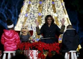 Barack Obama,Barack Obama lights Christmas tree,Obama lights Christmas tree,Obama hugs Santa Claus,Christmas Tree Lighting,Obama