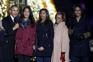 Barack Obama,Barack Obama lights Christmas tree,Obama lights Christmas tree,Obama hugs Santa Claus,Christmas Tree Lighting,Obama