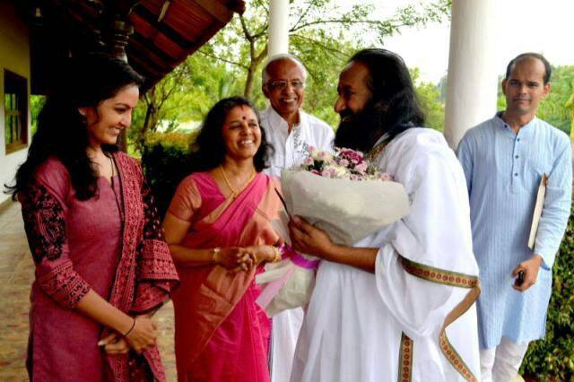Sri Sri Ravi Shankar and Manju Warrier Manju warrier,manju warrier photos,manju warrier dance photos,manju warrier dance,manju warrier films,Ennum Eppozhum