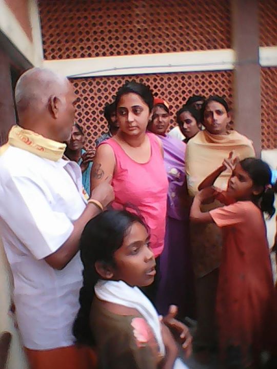 With Tamil Nadu reeling under the worst floods to hit the state in a century and with rescue operations getting underway, actors Siddharth and RJ Balaji, popular among Tamil audiences, turned out to help the people. Siddharth,RJ Balaji,Siddharth,RJ Balaji,Siddharth and RJ Balaji,Chennai floods,Chennai Rains,Chennai rescue