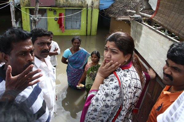 With Tamil Nadu reeling under the worst floods to hit the state in a century and with rescue operations getting underway, actors Siddharth and RJ Balaji, popular among Tamil audiences, turned out to help the people. Siddharth,RJ Balaji,Siddharth,RJ Balaji,Siddharth and RJ Balaji,Chennai floods,Chennai Rains,Chennai rescue