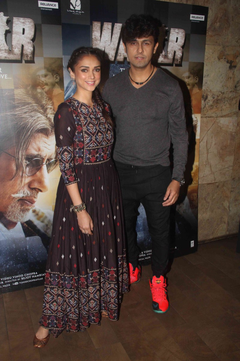 Sonu Nigam, Shreya Ghoshal, Aditi Rao Hydari, Farhan Akhtar snapped at Wazir's Tere Bin song Screening. Wazir,Tere Bin song Screening,Tere Bin,Sonu Nigam,Shreya Ghoshal,Aditi Rao Hydari,Farhan Akhtar