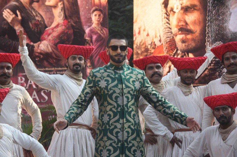 Bollywood actor Ranveer Singh and Actress Deepika Padukone promote 'Bajirao Mastani' on the sets of 'Swaragini'. Bajirao Mastani,Ranveer Singh,Deepika Padukone,Swaragini,Bajirao Mastani promotion,Bajirao Mastani movie promotion,Ranveer Singh and Deepika Padukone