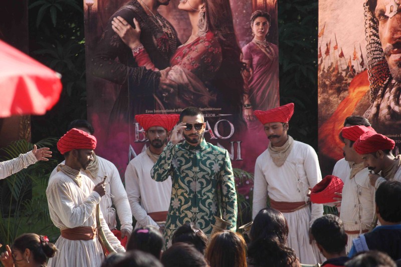 Bollywood actor Ranveer Singh and Actress Deepika Padukone promote 'Bajirao Mastani' on the sets of 'Swaragini'. Bajirao Mastani,Ranveer Singh,Deepika Padukone,Swaragini,Bajirao Mastani promotion,Bajirao Mastani movie promotion,Ranveer Singh and Deepika Padukone