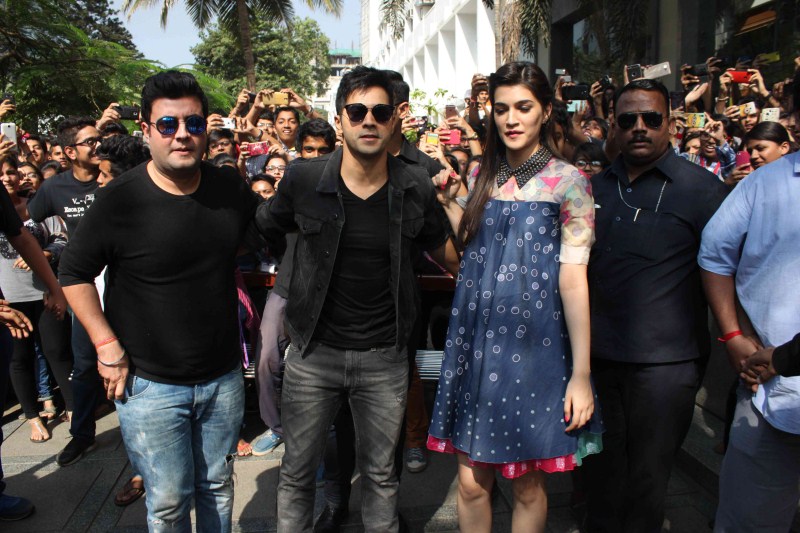 Bollywood actor Varun Dhawan and actress Kriti Sanon promote their upcoming film 'Dilwale' at Mithibai College in Mumbai. Dilwale,Dilwale promotion,Varun Dhawan,Kriti Sanon,Varun Dhawan and Kriti Sanon,bollywood movie Dilwale