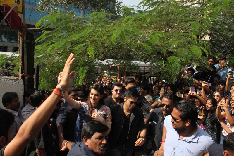 Bollywood actor Varun Dhawan and actress Kriti Sanon promote their upcoming film 'Dilwale' at Mithibai College in Mumbai. Dilwale,Dilwale promotion,Varun Dhawan,Kriti Sanon,Varun Dhawan and Kriti Sanon,bollywood movie Dilwale