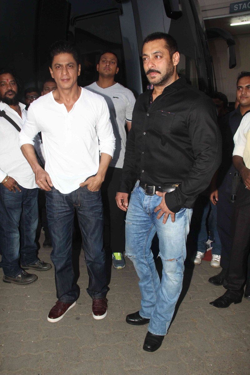 Bollywood Actor Shah Rukh Khan shoots for 'Bigg Boss 9' with Salman Khan at Mehboob Studio in Mumbai. Shah Rukh Khan,Shahrukh Khan,Salman Khan,Bigg Boss 9',Shah Rukh Khan and Salman Khan