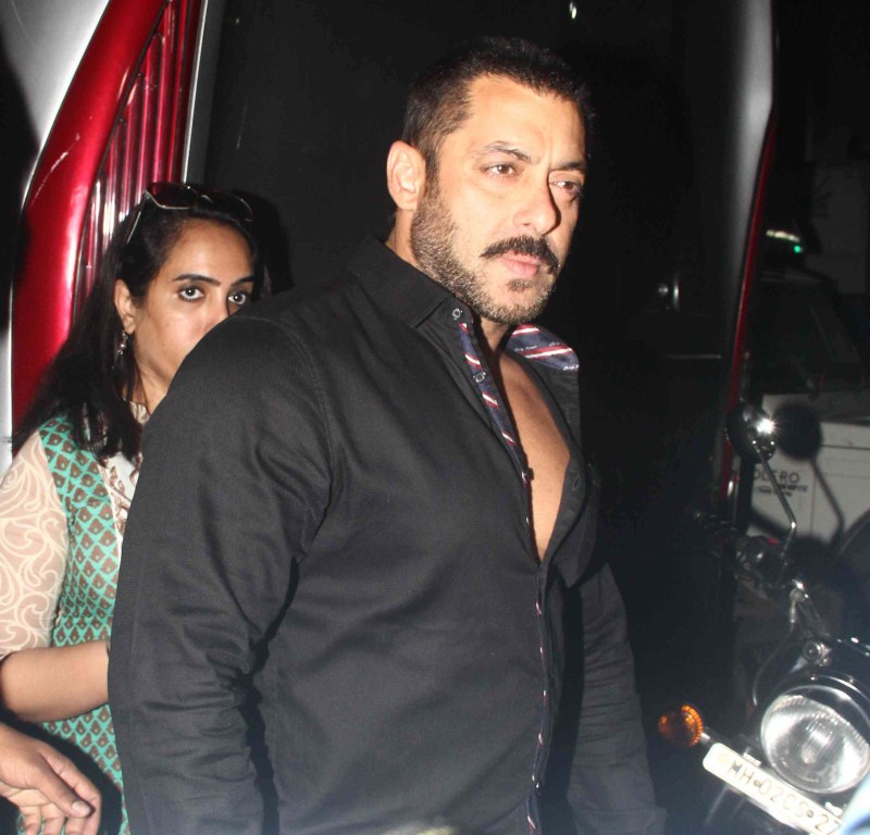Bollywood Actor Shah Rukh Khan shoots for 'Bigg Boss 9' with Salman Khan at Mehboob Studio in Mumbai. Shah Rukh Khan,Shahrukh Khan,Salman Khan,Bigg Boss 9',Shah Rukh Khan and Salman Khan