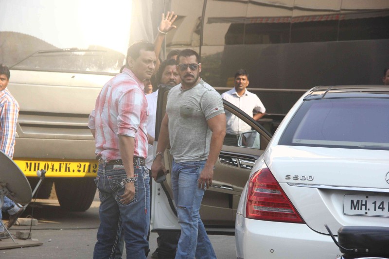 Bollywood Actor Shah Rukh Khan shoots for 'Bigg Boss 9' with Salman Khan at Mehboob Studio in Mumbai. Shah Rukh Khan,Shahrukh Khan,Salman Khan,Bigg Boss 9',Shah Rukh Khan and Salman Khan