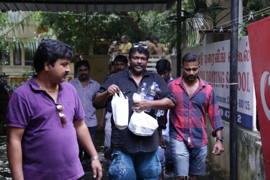 Tamil actor Parthiban helped many victims of the Chennai floods by providing relief supplies to them directly at Vembuli Amman Koil Street in Virugambakkam, Chennai. Actor Parthiban,Parthiban helps chennai,Chennai floods,Chennai floods celebs help,Parthiban chennai relief operations