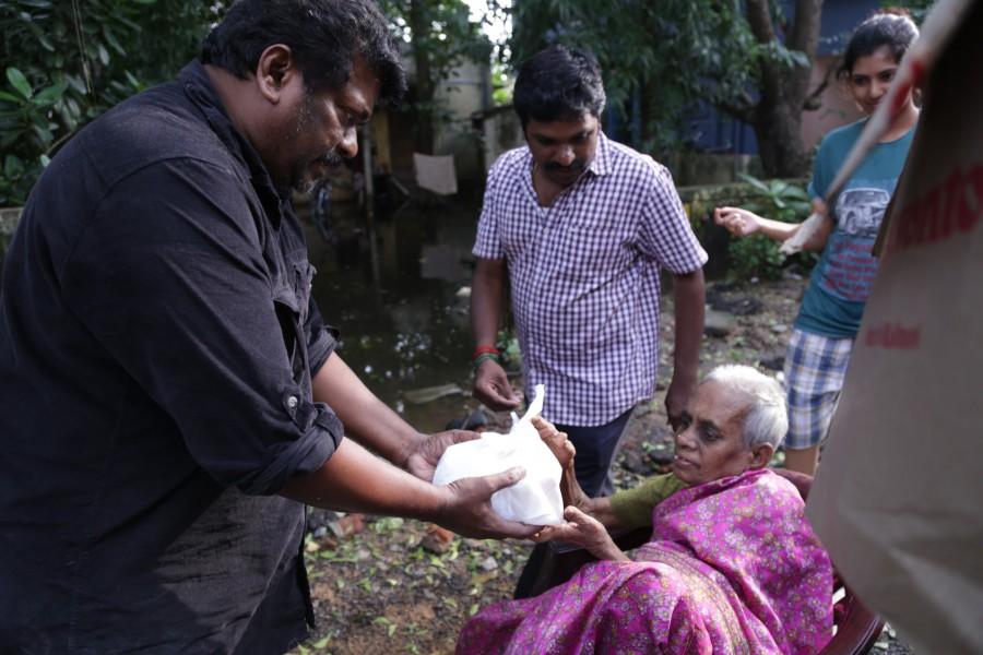 Tamil actor Parthiban helped many victims of the Chennai floods by providing relief supplies to them directly at Vembuli Amman Koil Street in Virugambakkam, Chennai. Actor Parthiban,Parthiban helps chennai,Chennai floods,Chennai floods celebs help,Parthiban chennai relief operations