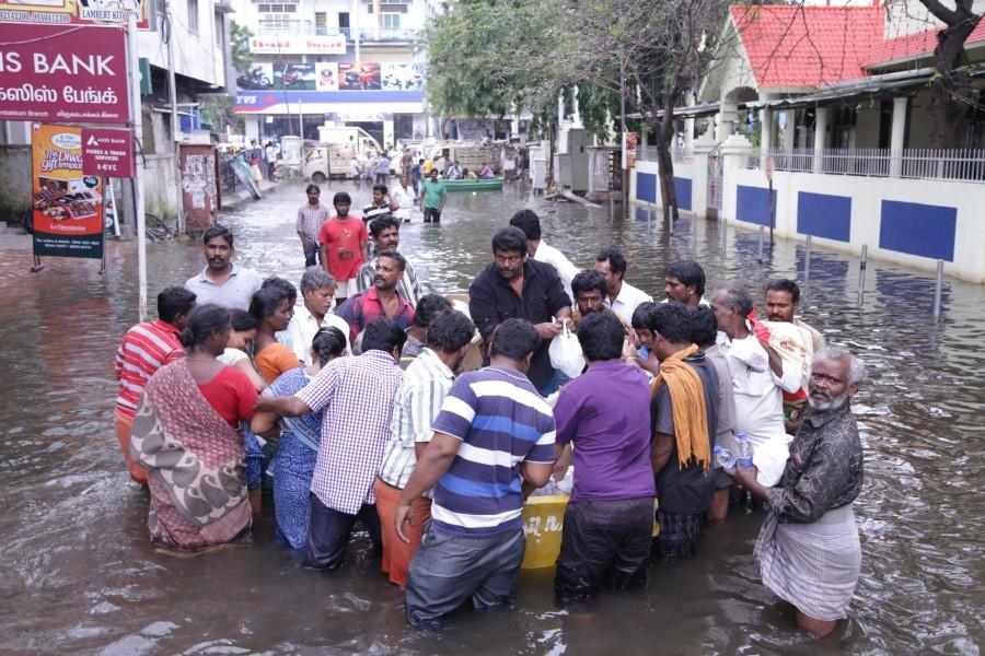 Tamil actor Parthiban helped many victims of the Chennai floods by providing relief supplies to them directly at Vembuli Amman Koil Street in Virugambakkam, Chennai. Actor Parthiban,Parthiban helps chennai,Chennai floods,Chennai floods celebs help,Parthiban chennai relief operations