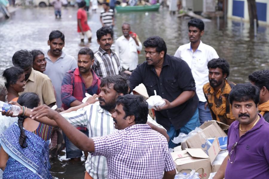 Tamil actor Parthiban helped many victims of the Chennai floods by providing relief supplies to them directly at Vembuli Amman Koil Street in Virugambakkam, Chennai. Actor Parthiban,Parthiban helps chennai,Chennai floods,Chennai floods celebs help,Parthiban chennai relief operations