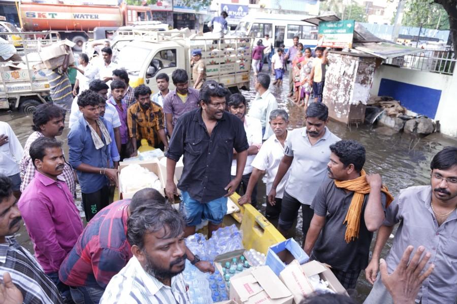 Tamil actor Parthiban helped many victims of the Chennai floods by providing relief supplies to them directly at Vembuli Amman Koil Street in Virugambakkam, Chennai. Actor Parthiban,Parthiban helps chennai,Chennai floods,Chennai floods celebs help,Parthiban chennai relief operations