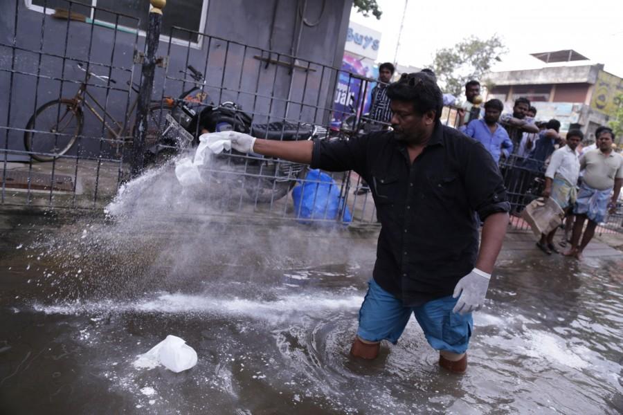 Tamil actor Parthiban helped many victims of the Chennai floods by providing relief supplies to them directly at Vembuli Amman Koil Street in Virugambakkam, Chennai. Actor Parthiban,Parthiban helps chennai,Chennai floods,Chennai floods celebs help,Parthiban chennai relief operations