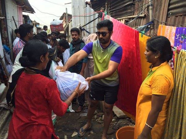 Actor Prasanna Venkatesan helped the victims of Chennai floods. Prasanna,actor prasanna helps chennai,chennai floods,chennai rains,celebs helping chennai