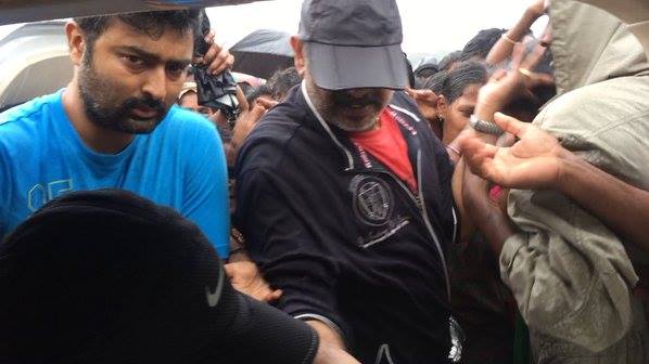 Actor Prasanna Venkatesan helped the victims of Chennai floods. Prasanna,actor prasanna helps chennai,chennai floods,chennai rains,celebs helping chennai