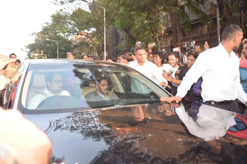 Bollywood megastar Salman Khan was acquitted on Thursday (10 December) by the Bombay High Court of all charges in the 2002 accident that killed a pavement dweller. Salman Khan,Salman khan hit and run case,salman khan hit and run,salman khan acquitted,Salman Khan returns home