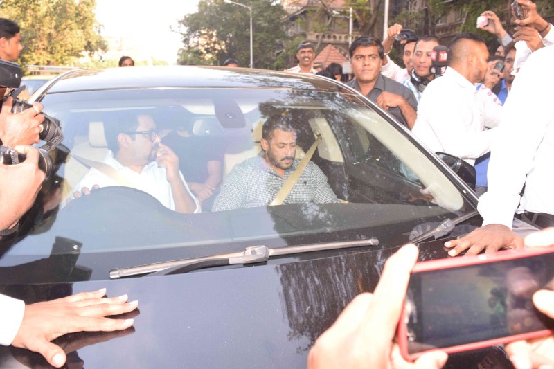 Bollywood megastar Salman Khan was acquitted on Thursday (10 December) by the Bombay High Court of all charges in the 2002 accident that killed a pavement dweller. Salman Khan,Salman khan hit and run case,salman khan hit and run,salman khan acquitted,Salman Khan returns home