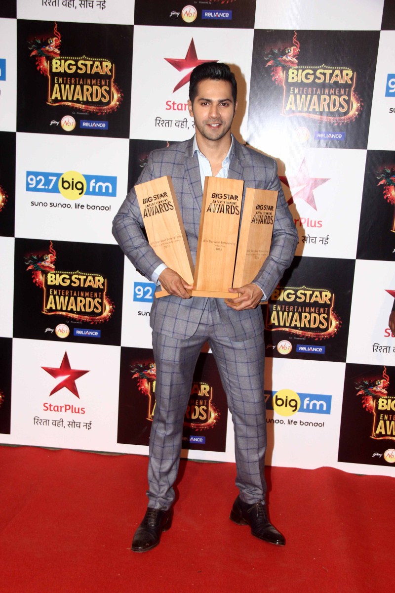 Big Star Entertainment Awards 2015 held on Sunday Night (13 December). Salman Khan, Deepika Padukone, Varun Dhawan, Ranveer Singh, R. Madhavan, Elli Avram, Athiya Shetty, Sonam Kapoor, Varun Dhawan, Amitabh Bachchan and many other celebs attended the event. Big Star Entertainment Awards,Big Star Entertainment Awards 2015,Salman Khan,Deepika Padukone,Ranveer Singh,Akshara Hassan,Anil Kapoor,Athiya Shetty,Elli Avram,Gautam Gulati,Harshaali Malhotra,Kainaat Arora,Madhavan