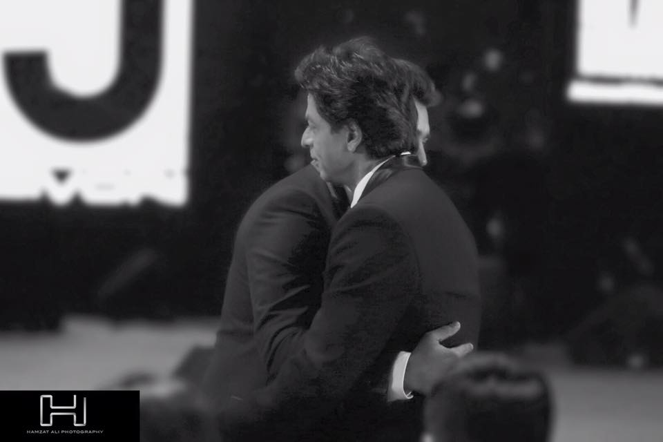 Malayalam actor Nivin Pauly met Bollywood superstar Shah Rukh Khan during the recently concluded Filmfare awards. Nivin Pauly,Nivin Pauly filmfare,Nivin Pauly meets SRK,Nivin Pauly meets Shah Rukh