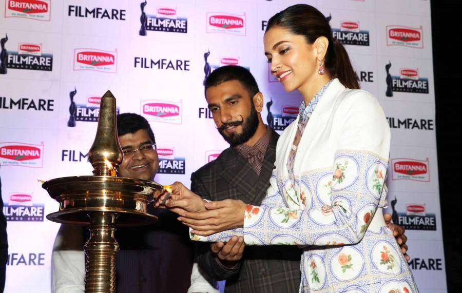Bollywood actor Ranveer Singh and actress Deepika Padukone at Ranveer Singh,Deepika Padukone,Ranveer Singh and Deepika Padukone,61st Britannia Filmfare Awards,61st Britannia Filmfare Awards 2015,Britannia Filmfare Awards