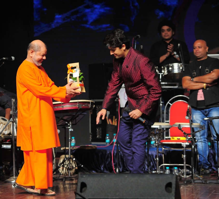 Singer Sonu Nigam performs at the Charity Concert Spirit of India organized by Chinmaya Mission. Sonu Nigam,singer Sonu Nigam,Sonu Nigam performs for 'Spirit of India',Spirit of India,Charity Concert Spirit