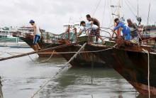 菲律宾当局警告称，台风“茉莉”(Melor)登陆菲律宾中部，风速高达150公里每小时(95英里每小时)，带来可能导致洪水、山体滑坡和风暴潮的暴雨，数十万人已从该地区撤离。