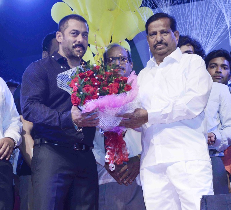 The 3rd edition of Ganesh Naik 'Jio International Women Tennis Championship' 2015 kicked off with much fanfare with the presence of Bollywood's superstar Salman Khan at the Navi Mumbai Sports Association’s tennis courts in Vashi. Salman Khan,Jio International Women Tennis Championship,Salman Khan at Jio International Women Tennis Championship,International Women Tennis Championship,Women Tennis Championship,actor Salman Khan,Salman Khan actor Salman Khan,Salman Khan launches Jio I