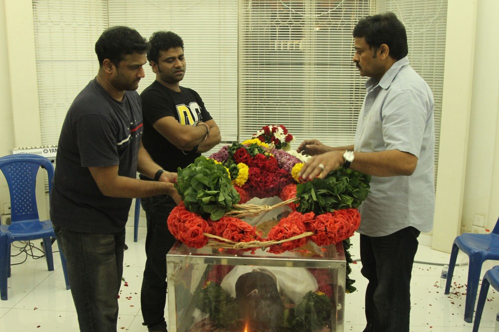 South Indian celebs paid homage to Devi Sri Prasad father Satyamurthy. Chiranjeevi, Suriya, Udhayanidhi Stalin, Allu Aravind, SP Balasubrahmanyam, Mohana Raja, Chimbudevan, Editor Mohan, Vijayakumar, Preetha pay last respects to Satyamurthy. Suriya,Chiranjeevi,Udhayanidhi Stalin,Devi Sri Prasad father Satyamurthy,Satyamurthy,celebs pays homage to Satyamurthy,homage to Satyamurthy
