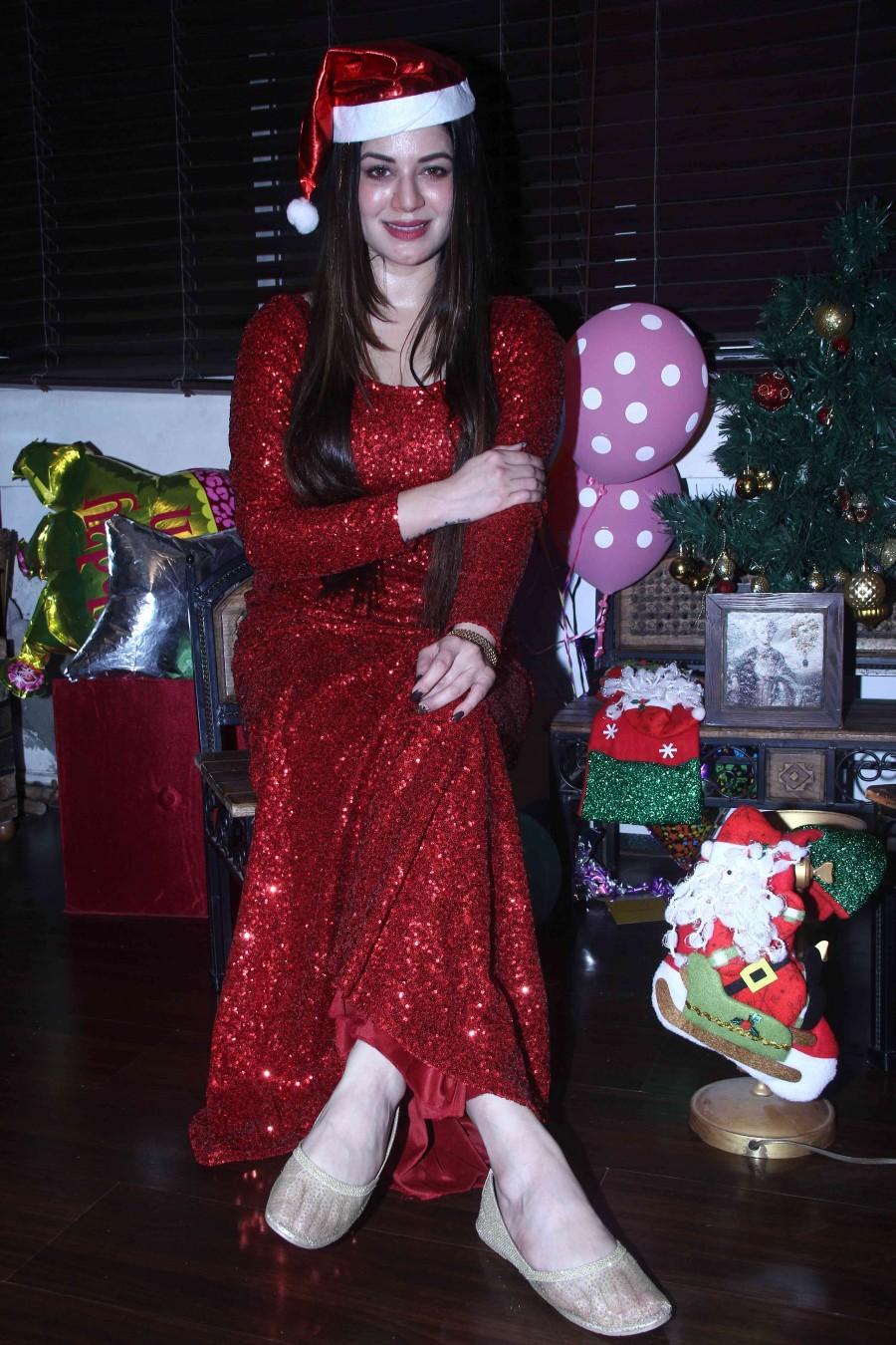 Bollywood Actress Kainaat Arora celebrates Christmas Festival. Kainaat Arora,Kainaat Arora celebrates Christmas Festival,Kainaat Arora celebrates Christmas,Christmas Festival