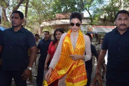 Bollywood actress Deepika Padukone prays for Ranveer Singh at Siddhivinayak Temple ahead of Bajirao Mastani release.