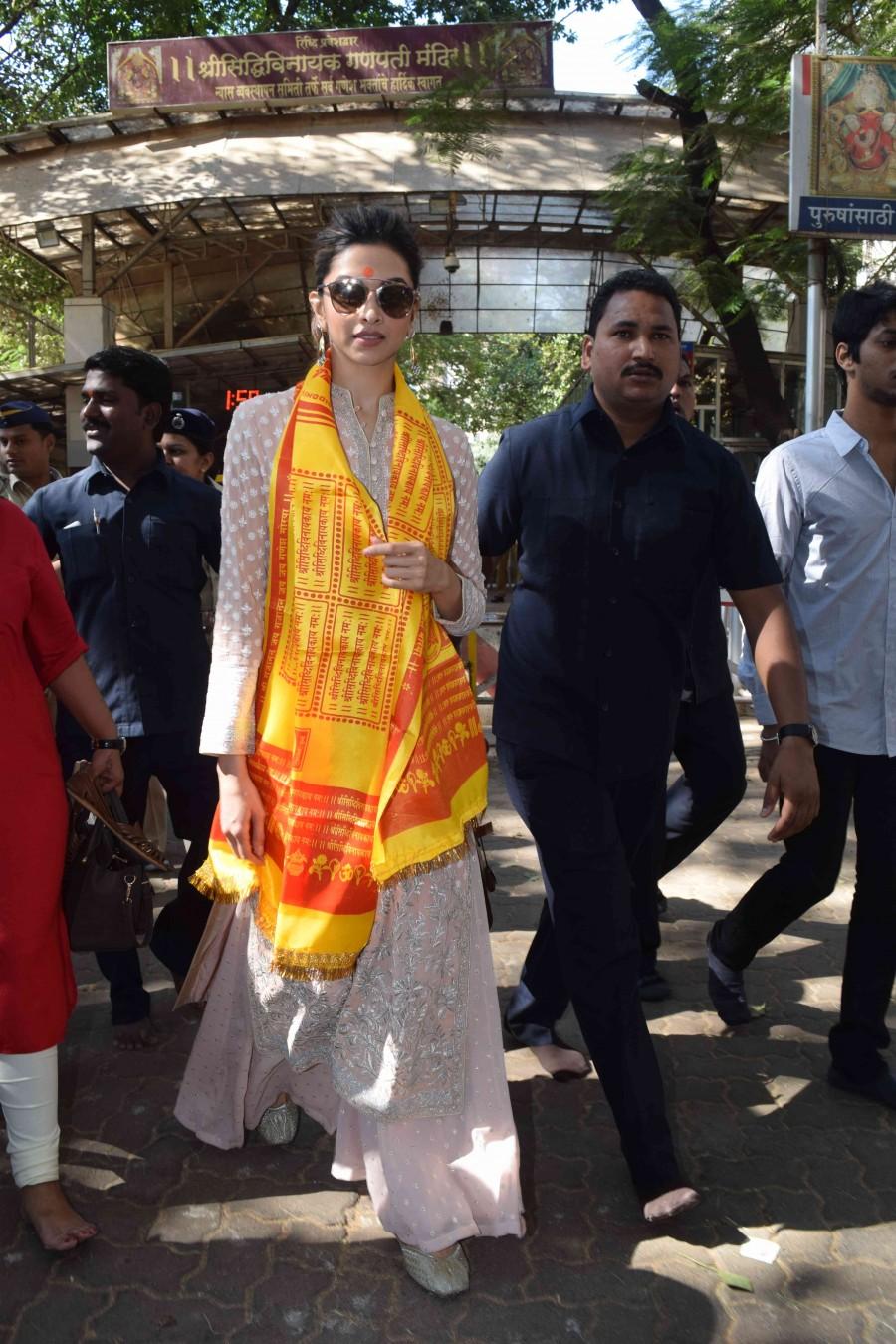 Bollywood actress Deepika Padukone prays for Ranveer Singh at Siddhivinayak Temple ahead of Bajirao Mastani release. Deepika Padukone,Ranveer Singh,Bajirao Mastani release,Bajirao Mastani,Deepika Padukone at Siddhivinayak Temple,Siddhivinayak Temple