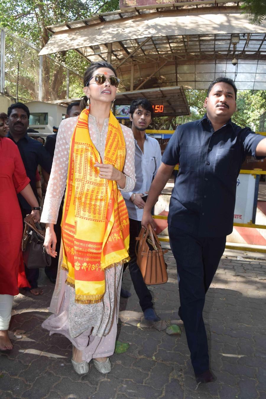 Bollywood actress Deepika Padukone prays for Ranveer Singh at Siddhivinayak Temple ahead of Bajirao Mastani release. Deepika Padukone,Ranveer Singh,Bajirao Mastani release,Bajirao Mastani,Deepika Padukone at Siddhivinayak Temple,Siddhivinayak Temple