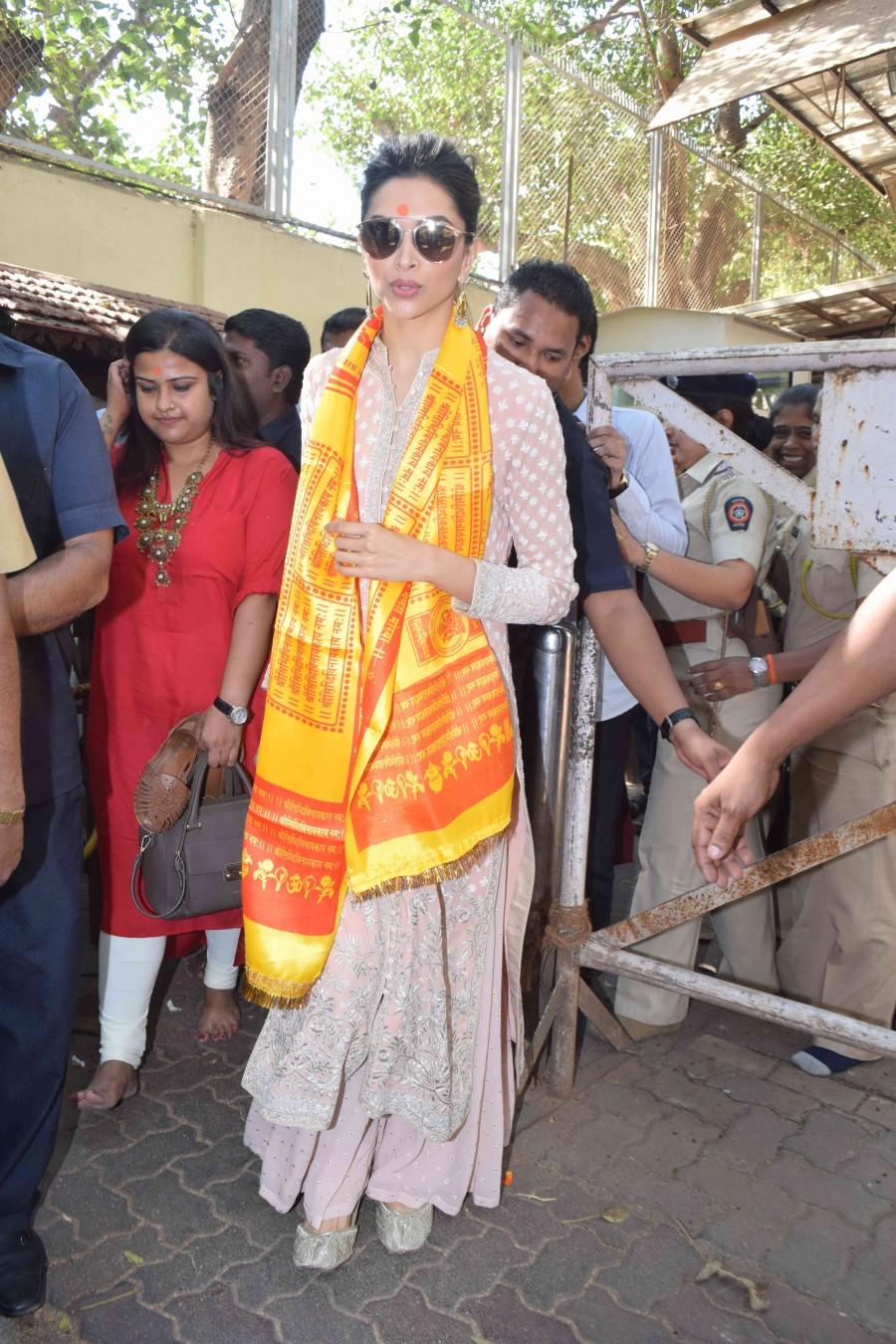 Bollywood actress Deepika Padukone prays for Ranveer Singh at Siddhivinayak Temple ahead of Bajirao Mastani release. Deepika Padukone,Ranveer Singh,Bajirao Mastani release,Bajirao Mastani,Deepika Padukone at Siddhivinayak Temple,Siddhivinayak Temple