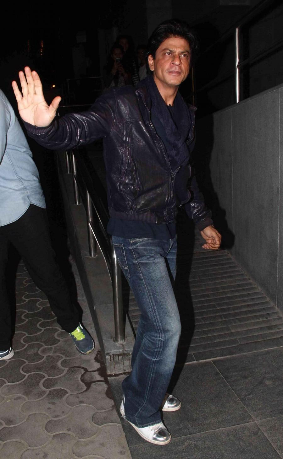 Shahrukh Khan, Kajol, Kriti Sanon at Dilwale Special Screening. Dilwale Special Screening,Shahrukh Khan,Kajol,Kriti Sanon,Dilwale Special Screening pics,Dilwale Special Screening images,Dilwale Special Screening photos,Dilwale Special Screening stills,Dilwale Special Screening pictures